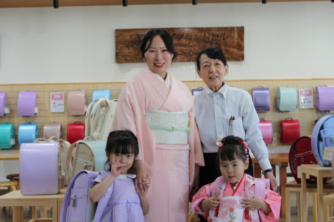 春の日に華やかな装いでご来店♪