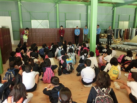 城島（しきしま）小学校の二年生が社会見学でカザマランドセルに来ました。