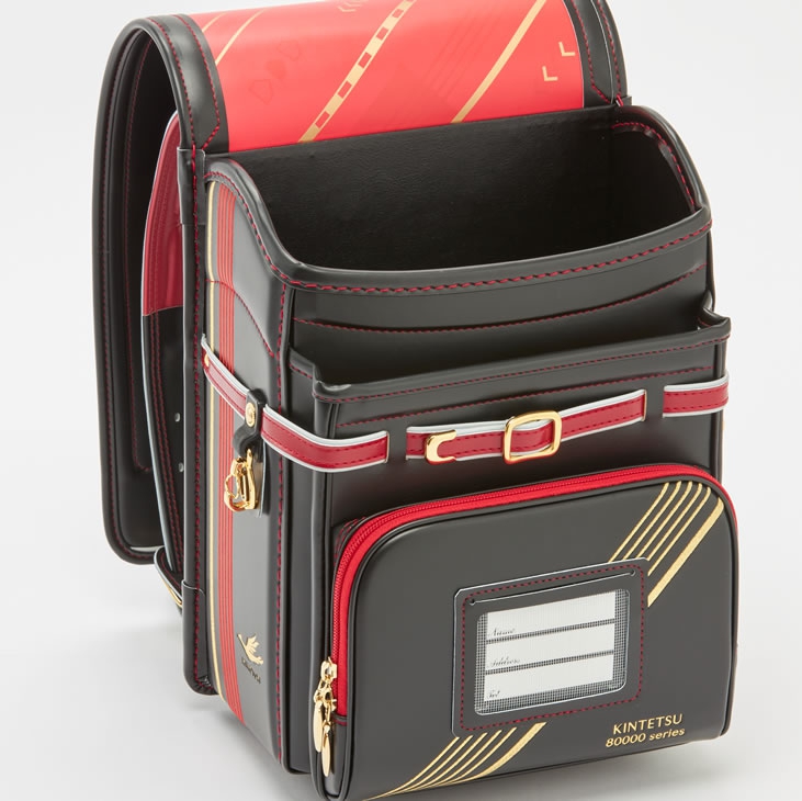 前ポケットには箔押しによる「KINTETSU 80000 series」をデザイン ・金具や刺繍には近鉄特急「ひのとり」のプレミアムゴールドを採用